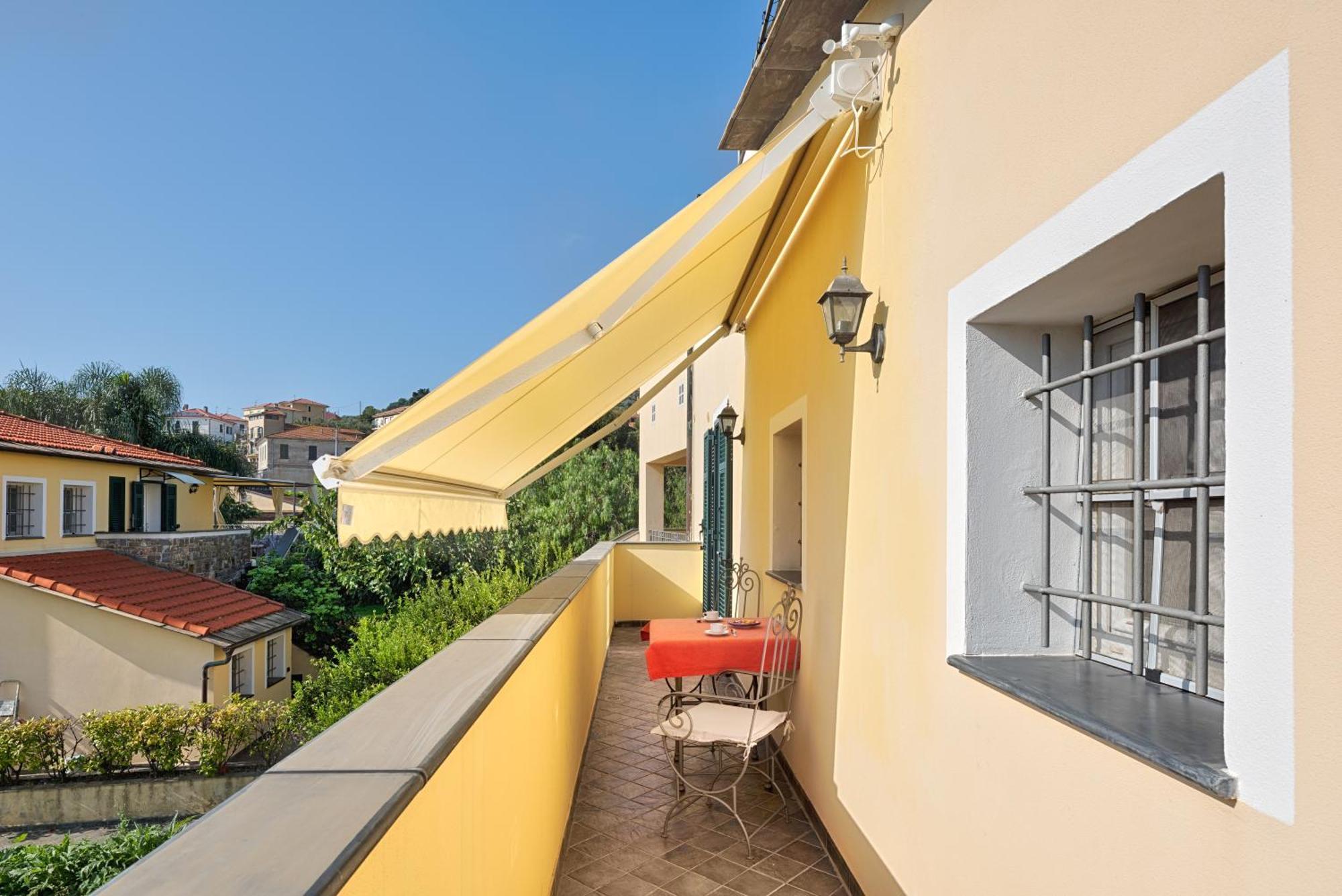 Casa Vacanze Nel Giardino Di Renzo Imperia Exterior photo