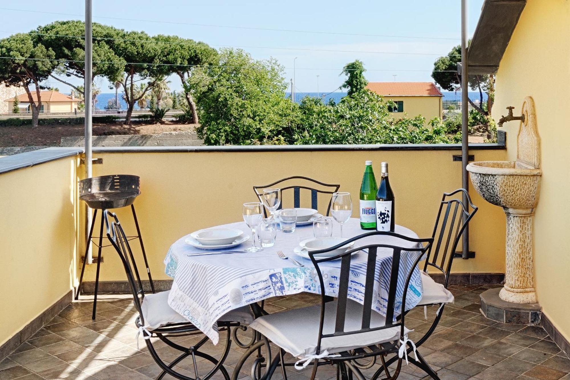 Casa Vacanze Nel Giardino Di Renzo Imperia Exterior photo